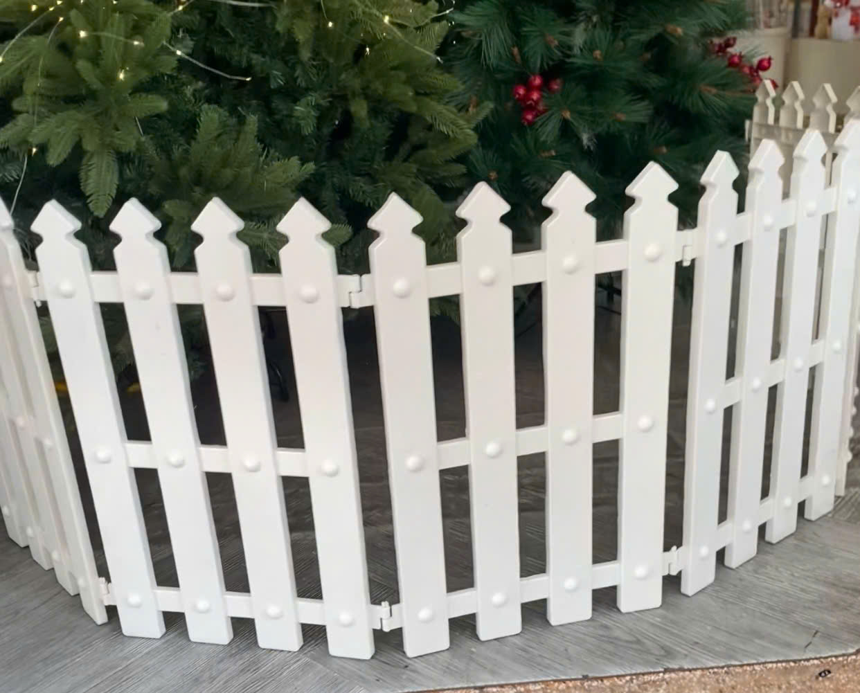 Hàng Rào Noel Nhựa Để Chân Cây Thông 50cm x 30cm